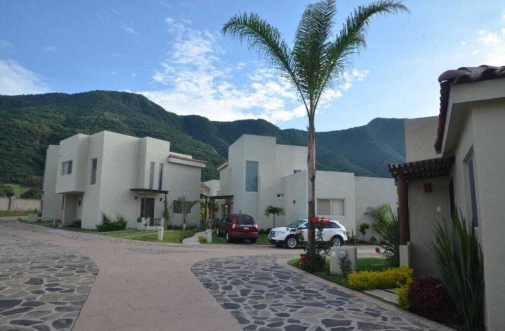 casa en sierralake con alberca en fraccionamiento