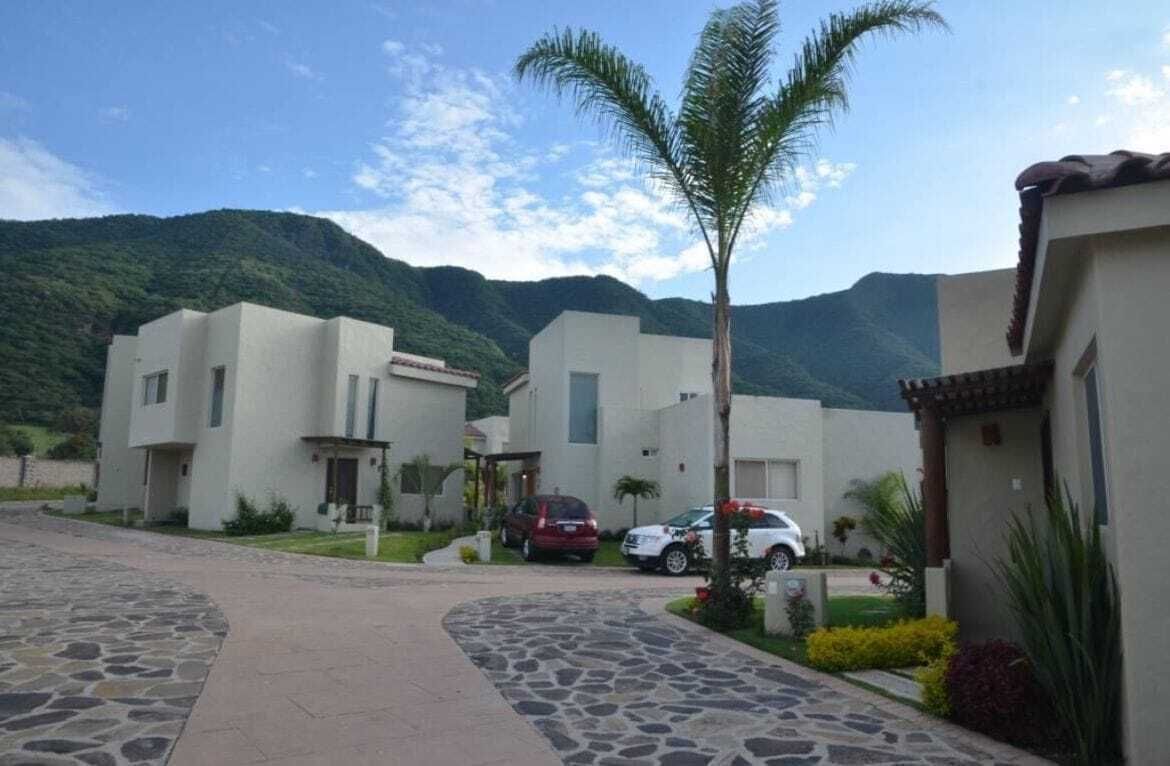 casa en sierralake con alberca en fraccionamiento